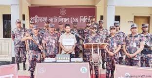 নওগাঁ সীমান্তে ৬ সোনার বারসহ যুবক আটক