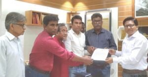 সাংবাদিকদের অসম্মানের প্রতিকার চেয়ে স্মারকলিপি